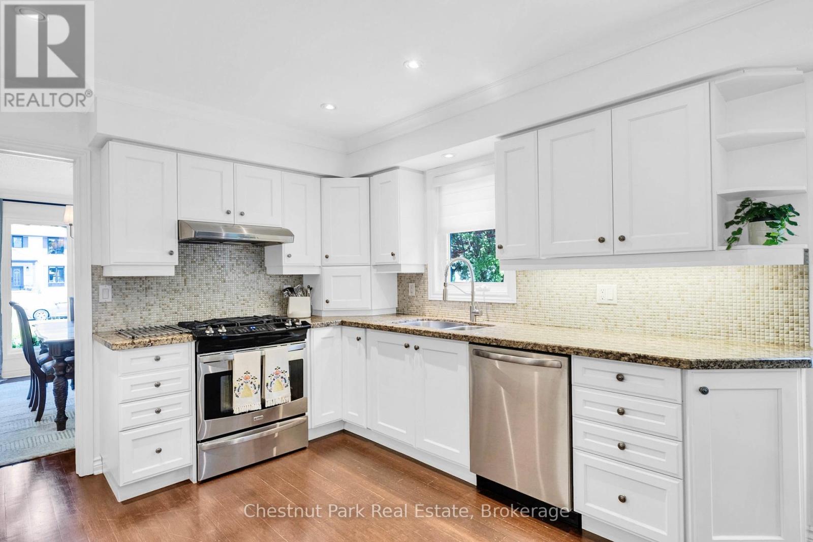 2052 Chippewa Trail, Mississauga, Ontario  L5H 3V7 - Photo 7 - W12249127