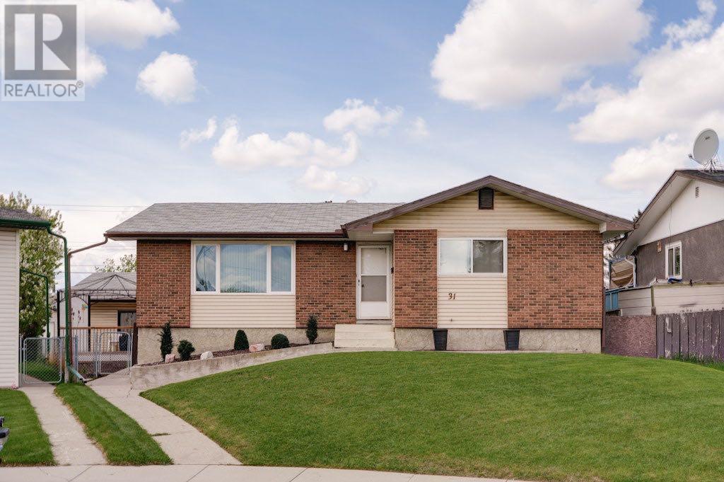 Property at 31 Maranda Close NE image 2
