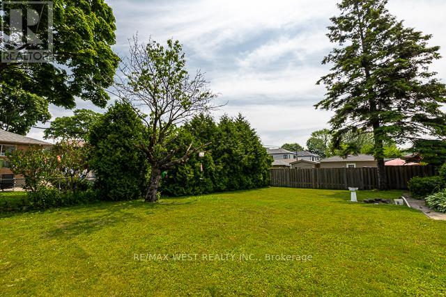 1081 Islington Avenue, Toronto (Stonegate-Queensway), Ontario  M8Z 4R8 - Photo 46 - W12212047