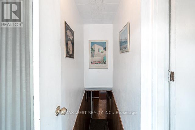1081 Islington Avenue, Toronto (Stonegate-Queensway), Ontario  M8Z 4R8 - Photo 19 - W12212047