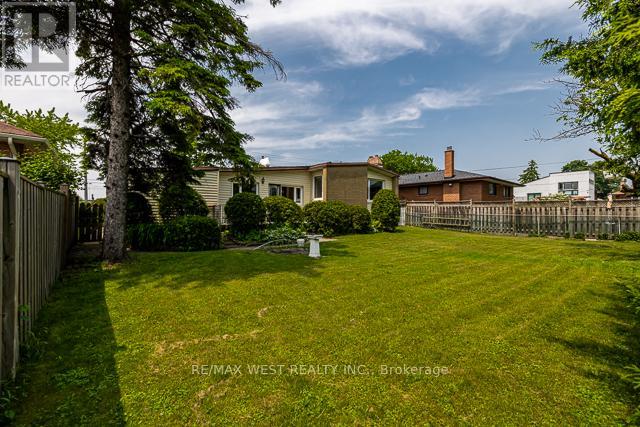 1081 Islington Avenue, Toronto (Stonegate-Queensway), Ontario  M8Z 4R8 - Photo 47 - W12212047