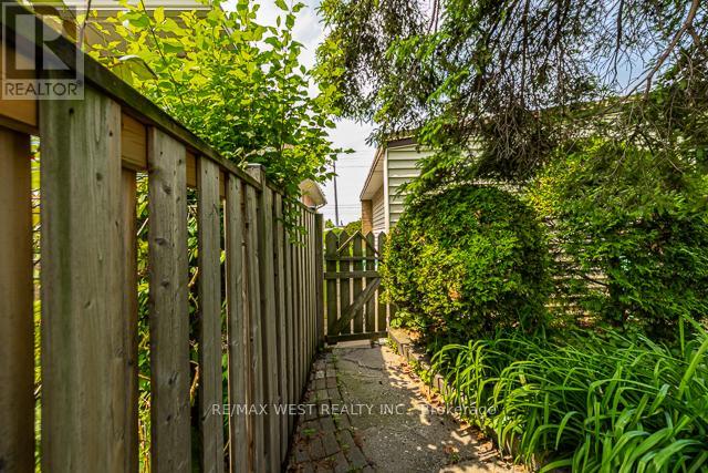1081 Islington Avenue, Toronto (Stonegate-Queensway), Ontario  M8Z 4R8 - Photo 48 - W12212047