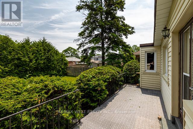 1081 Islington Avenue, Toronto (Stonegate-Queensway), Ontario  M8Z 4R8 - Photo 40 - W12212047