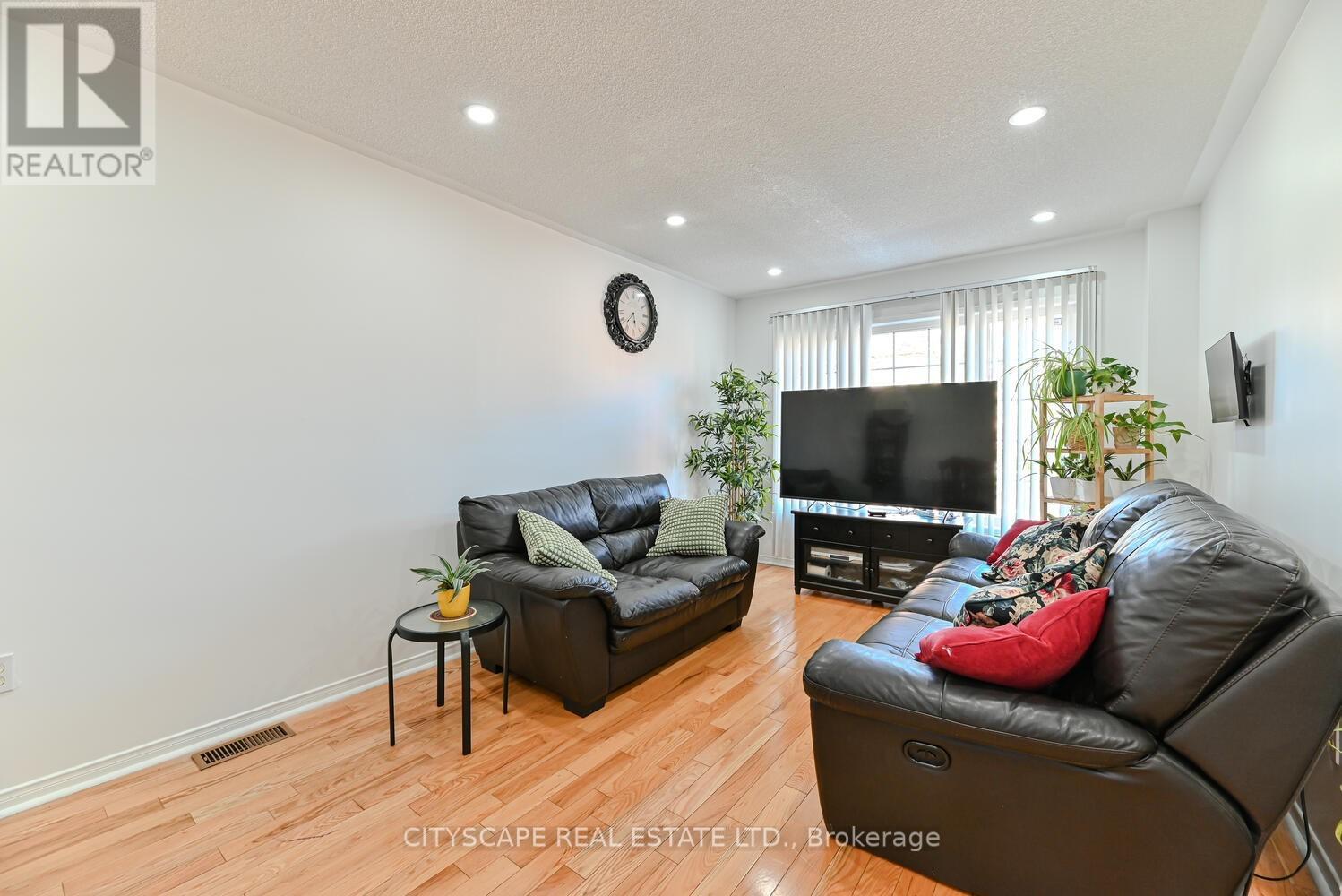 Property at 35 - 3020 CEDARGLEN GATE image 4