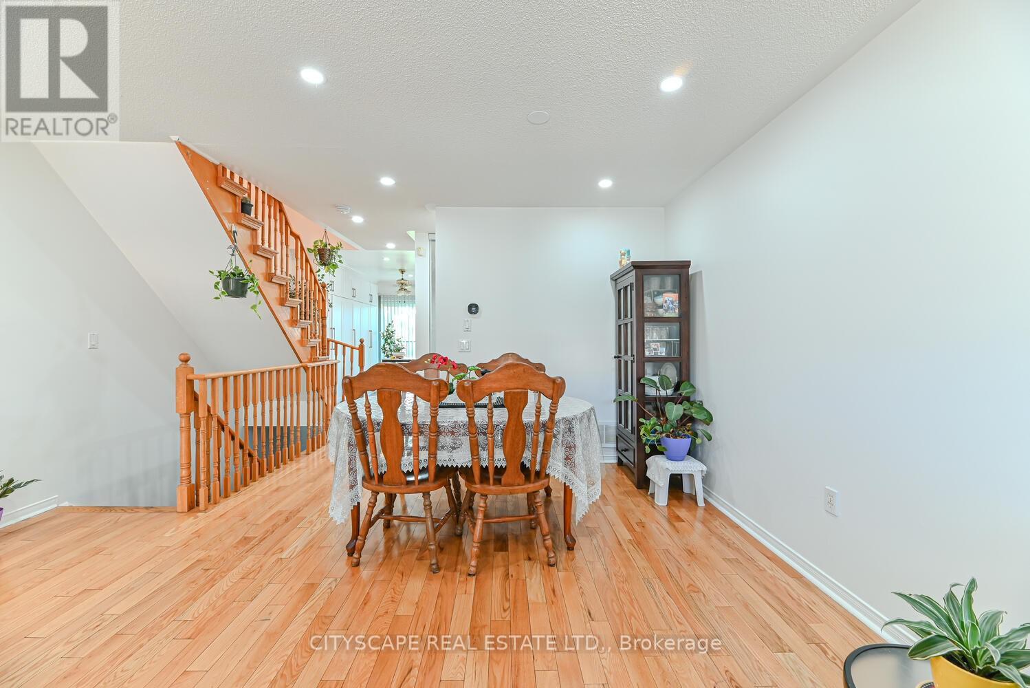 Property at 35 - 3020 CEDARGLEN GATE image 5