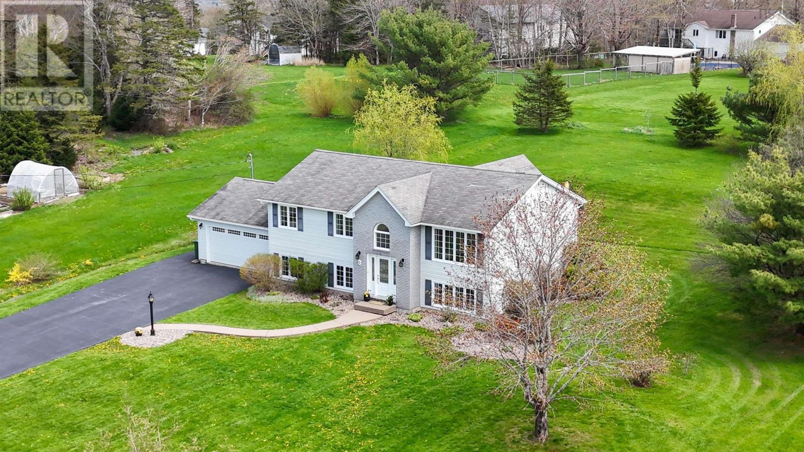 Property at 9 Vrege Court image 3