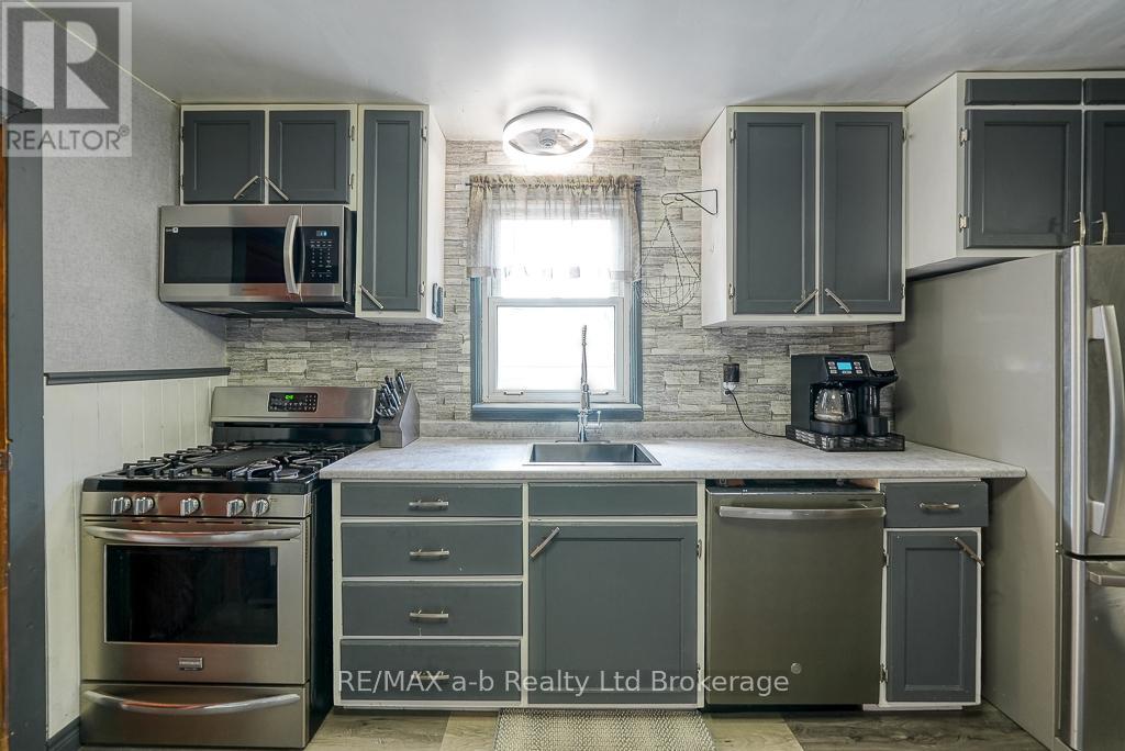 77 Teeple Street, Woodstock, Ontario  N4S 3Y8 - Photo 5 - X12249265