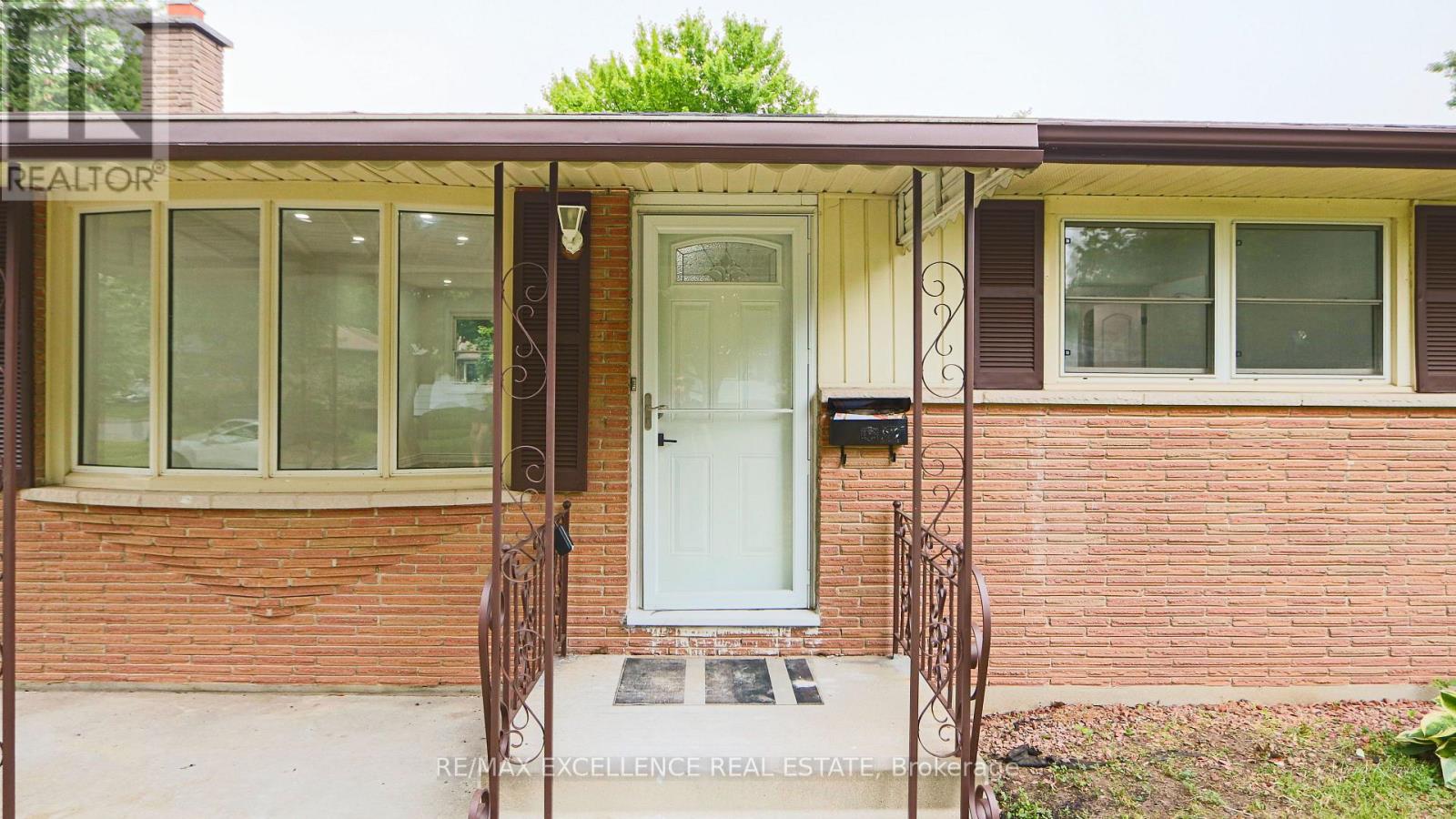 Property at 92 CAYUGA CRESCENT image 3
