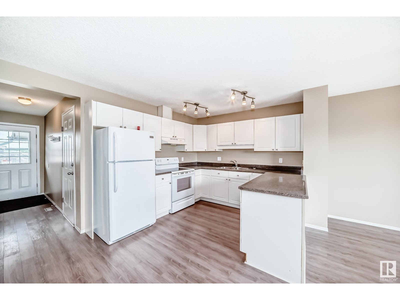 Property at 3018 30 AV NW image 5