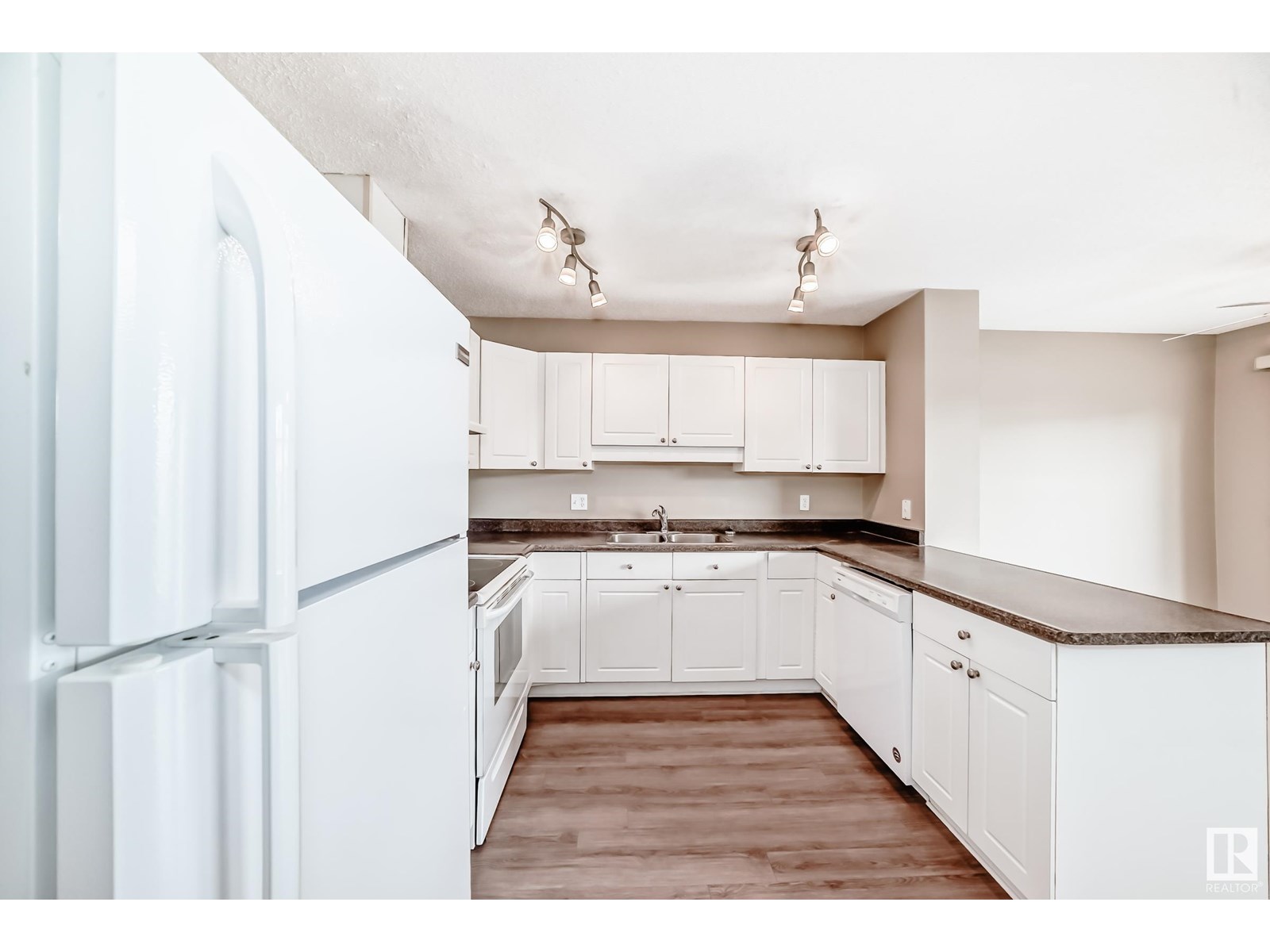 Property at 3018 30 AV NW image 4