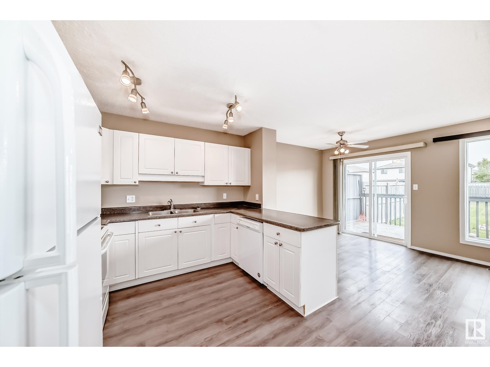 Property at 3018 30 AV NW image 5