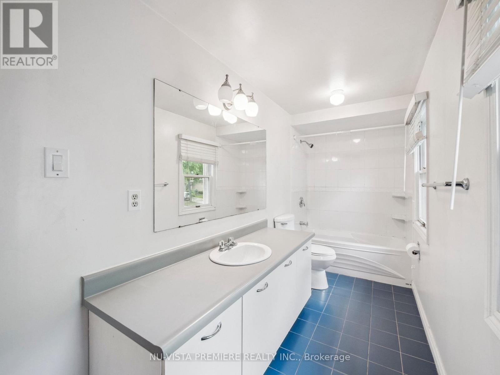5 Mendys Forest, Aurora, Ontario  L4G 5A4 - Photo 37 - N12249437