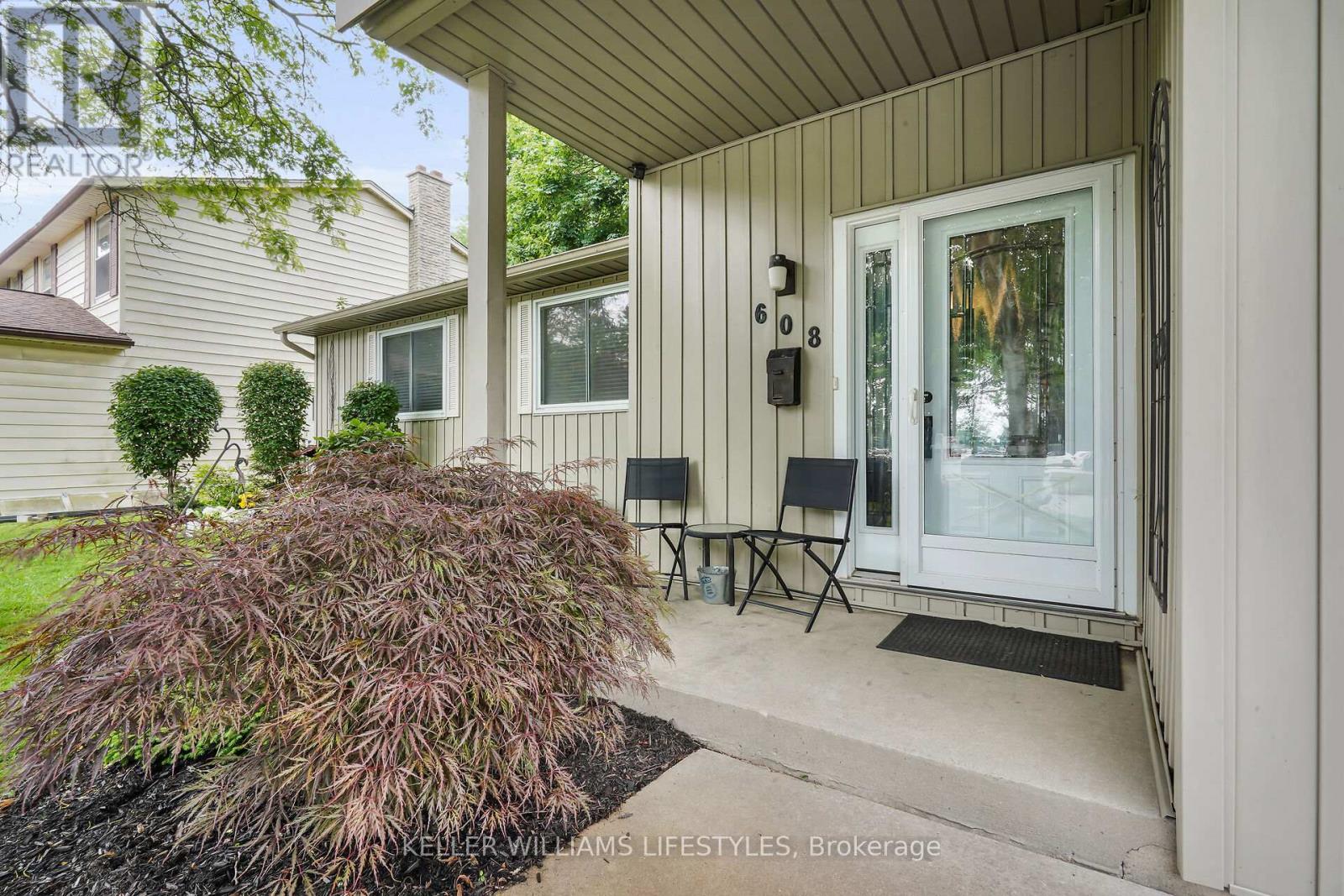 Property at 608 VILLAGE GREEN AVENUE image 4