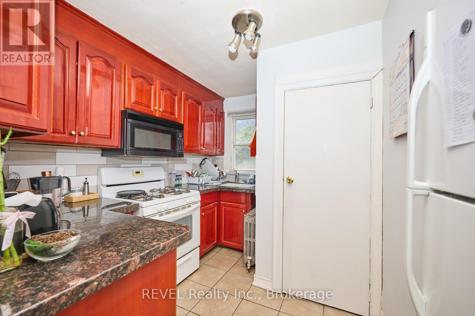 50 Welland Avenue, St. Catharines, Ontario  L2R 2M5 - Photo 9 - X12249446