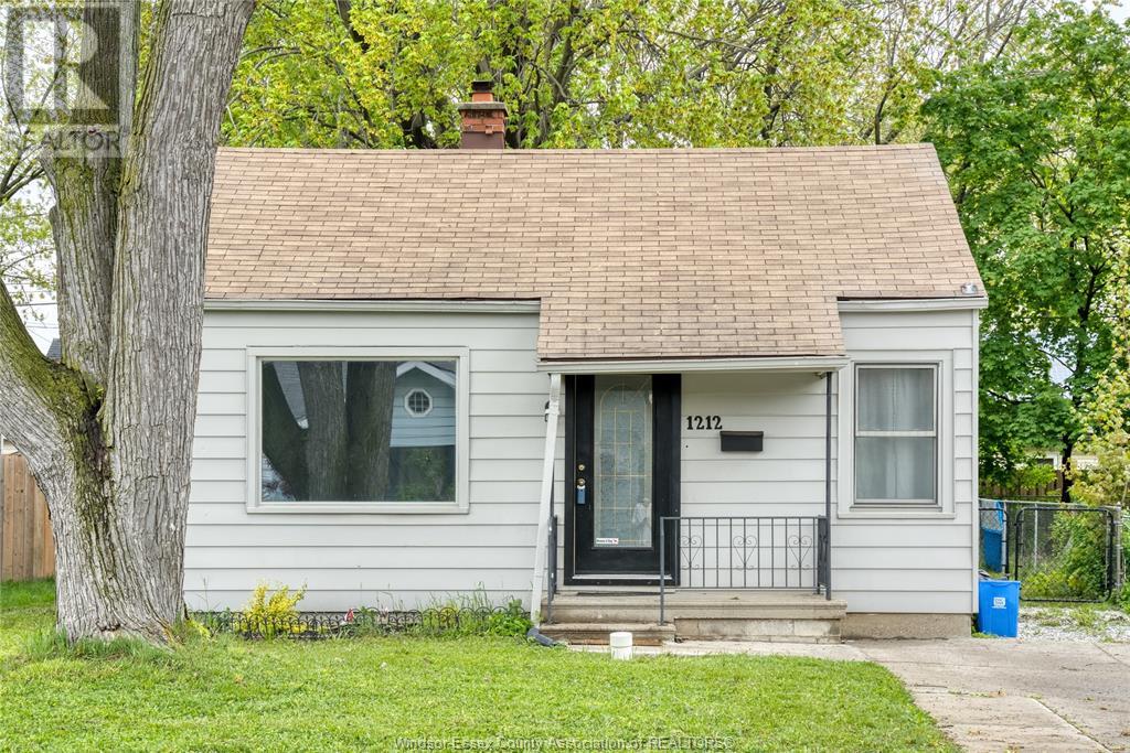 MLS# 25016276: 1212 Elm AVENUE, Windsor, Canada