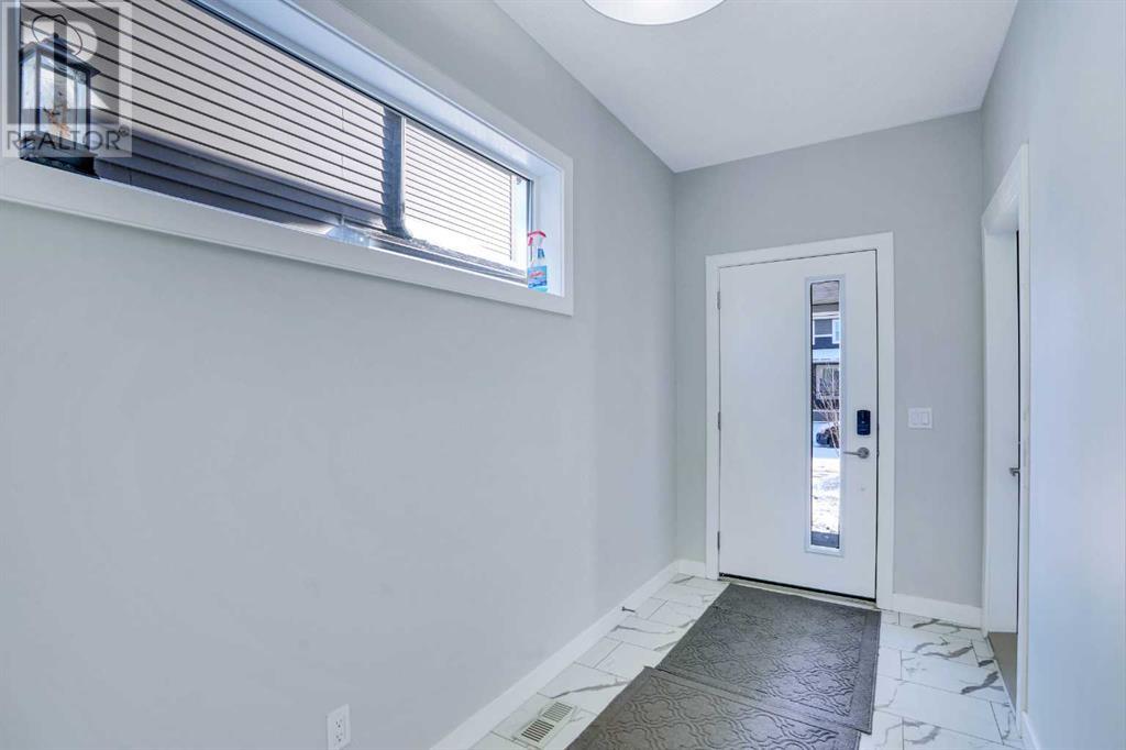 Property at 475 Creekrun Crescent SW image 4