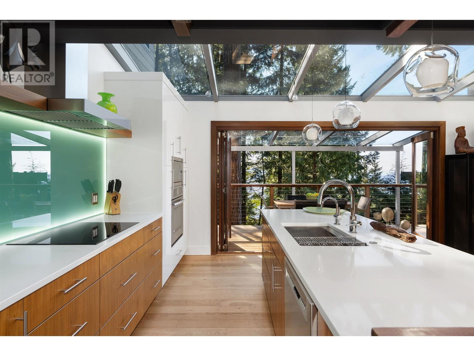 170 SUNSET DRIVE, Lions Bay, British Columbia