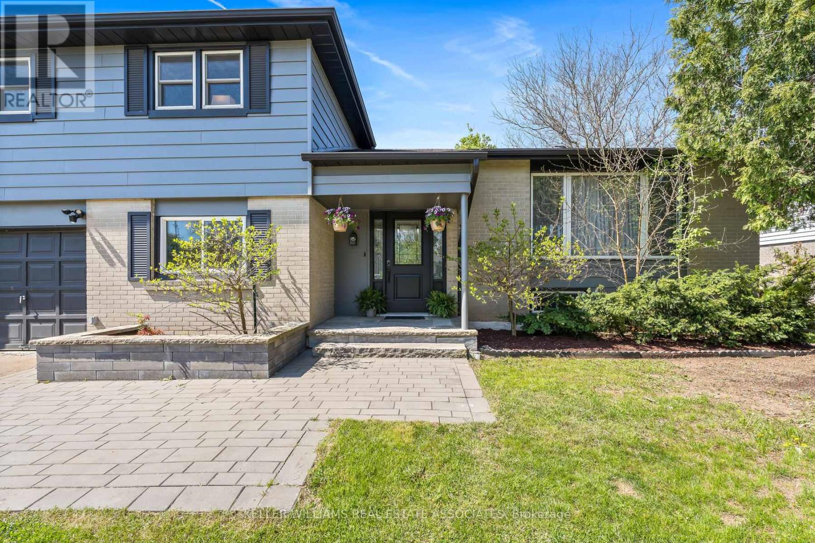 Property at 102 MOORE PARK CRESCENT image 3