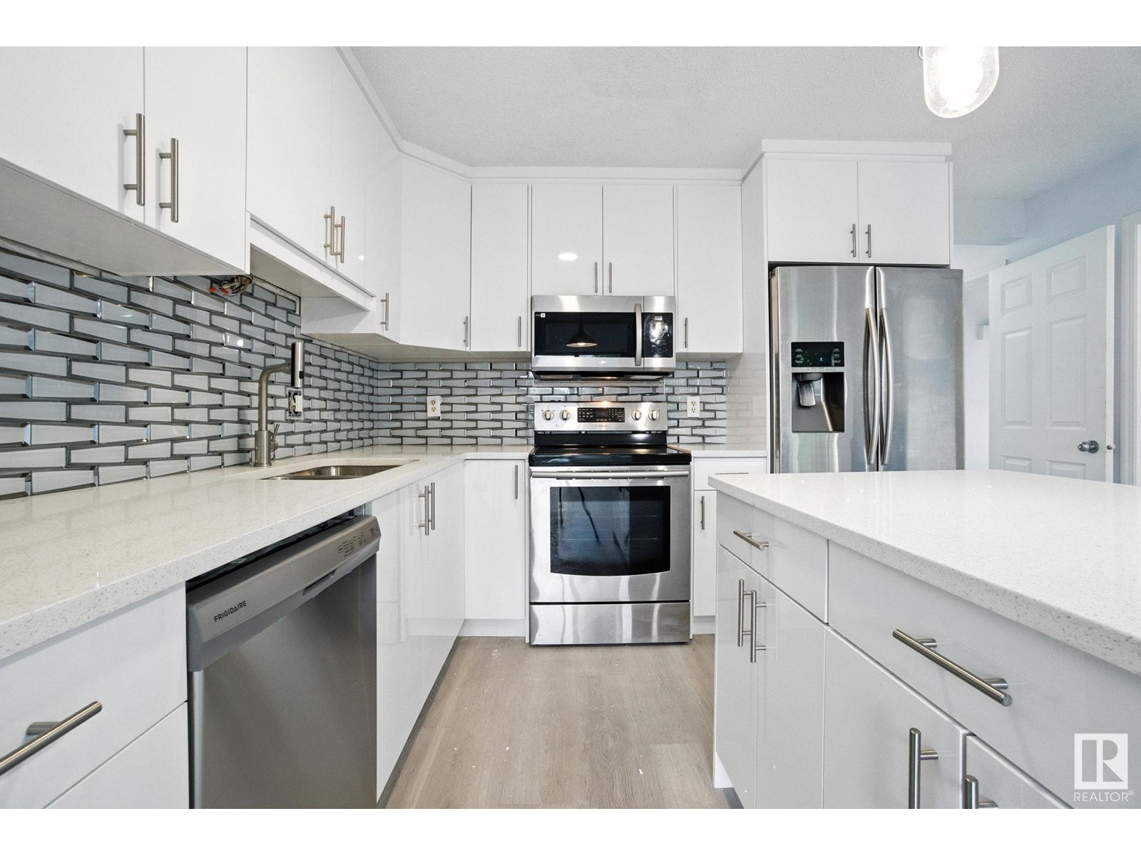 Property at 7931 7 AV SW image 3