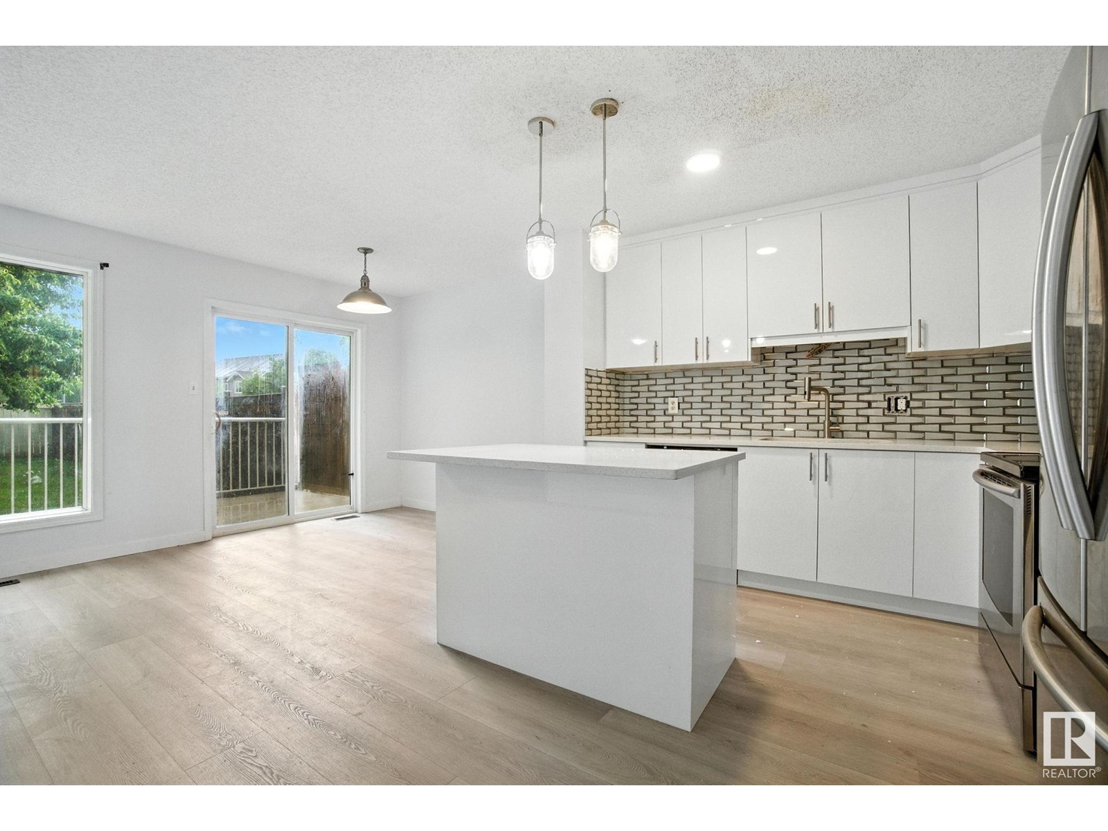 Property at 7931 7 AV SW image 5