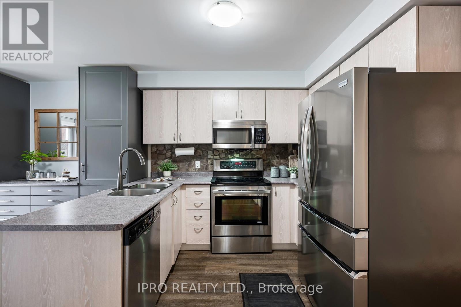 Property at 305 MARSHALL CRESCENT image 3