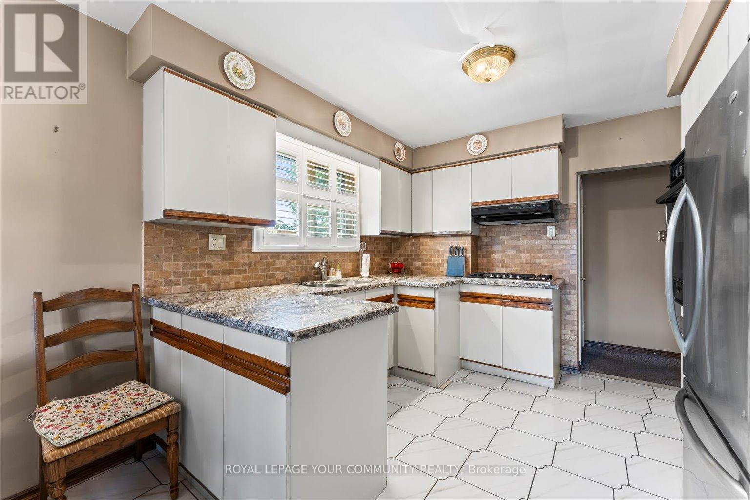 175 Lindylou Road, Toronto (Humbermede), Ontario  M9M 2B8 - Photo 10 - W12249704