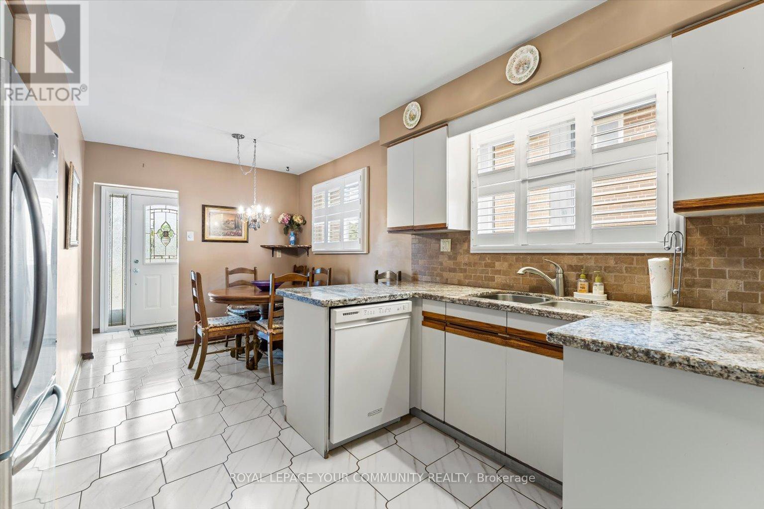 175 Lindylou Road, Toronto (Humbermede), Ontario  M9M 2B8 - Photo 12 - W12249704