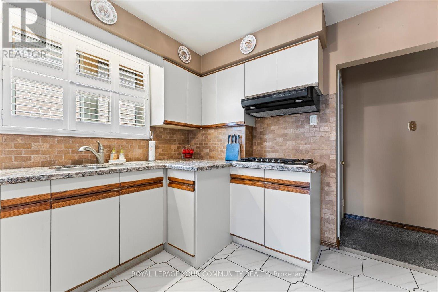 175 Lindylou Road, Toronto (Humbermede), Ontario  M9M 2B8 - Photo 13 - W12249704