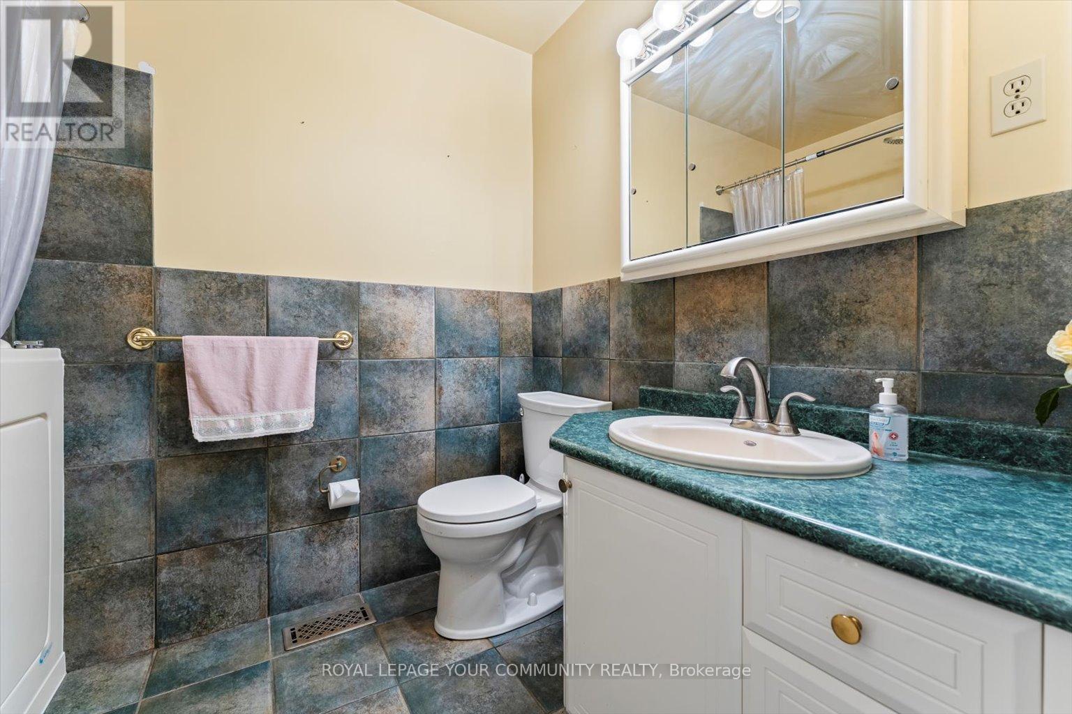 175 Lindylou Road, Toronto (Humbermede), Ontario  M9M 2B8 - Photo 15 - W12249704