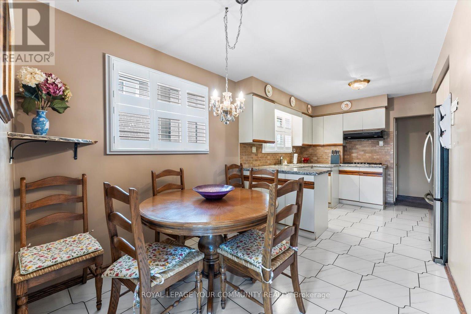 175 Lindylou Road, Toronto (Humbermede), Ontario  M9M 2B8 - Photo 8 - W12249704