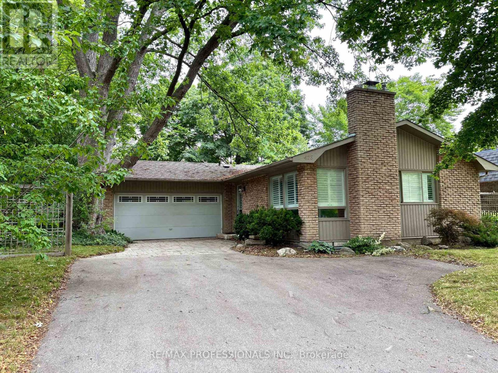 Property at 425 CANTERBURY CRESCENT image 1
