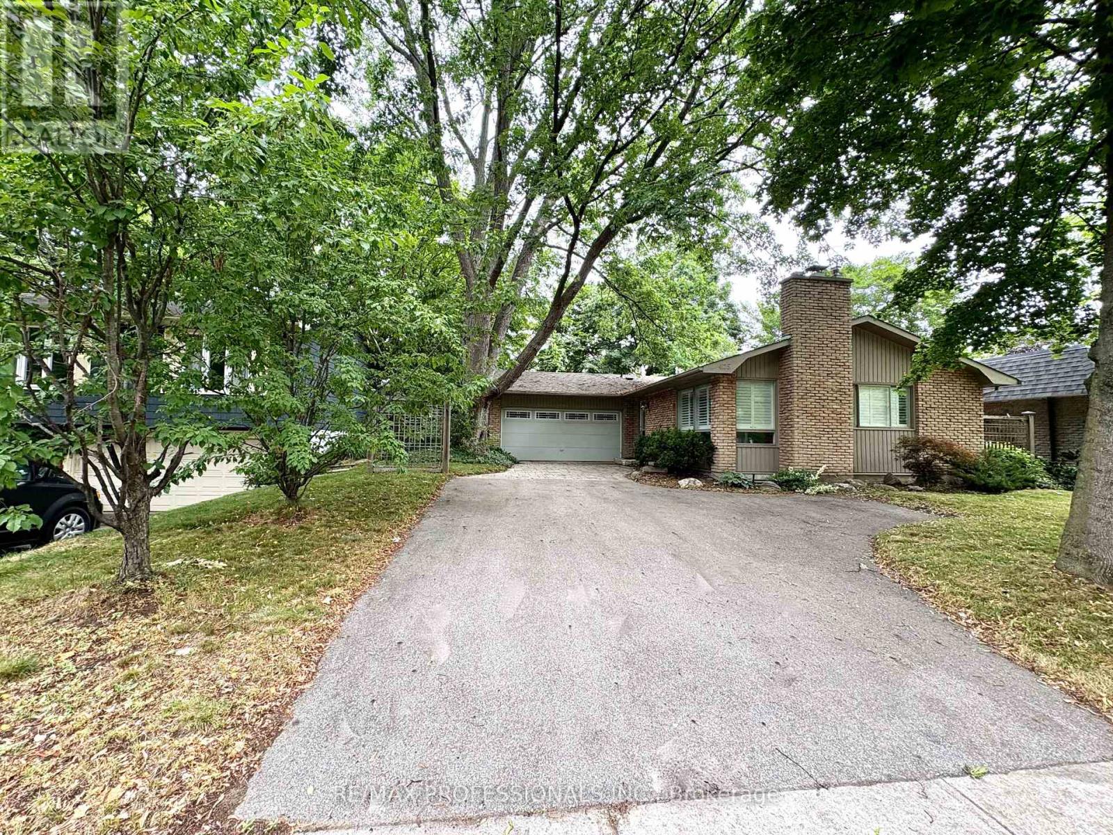 Property at 425 CANTERBURY CRESCENT image 2