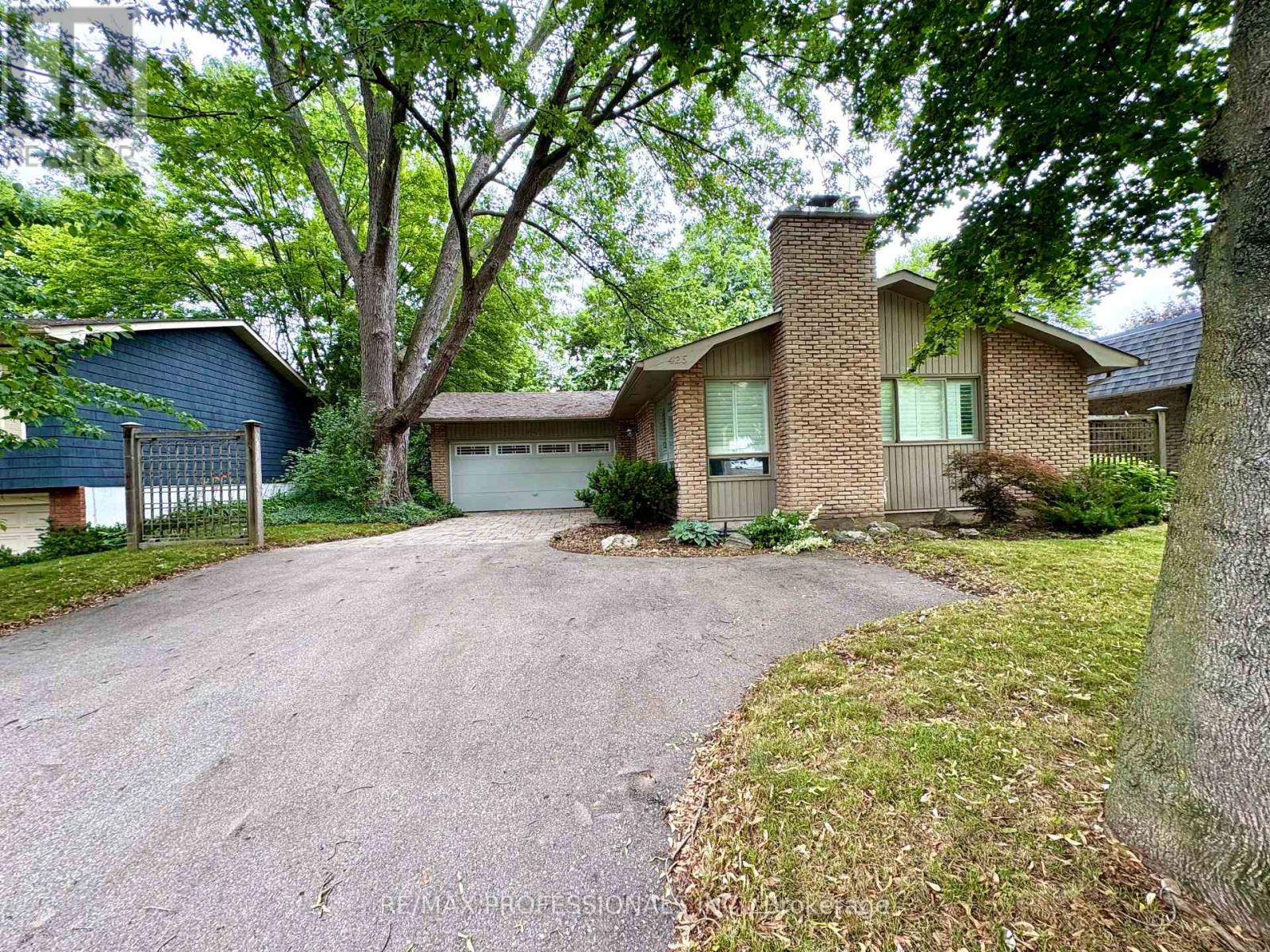 Property at 425 CANTERBURY CRESCENT image 3