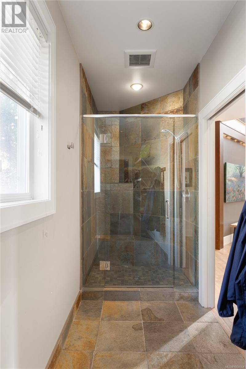Property at 1611 Hollywood Cres image 5