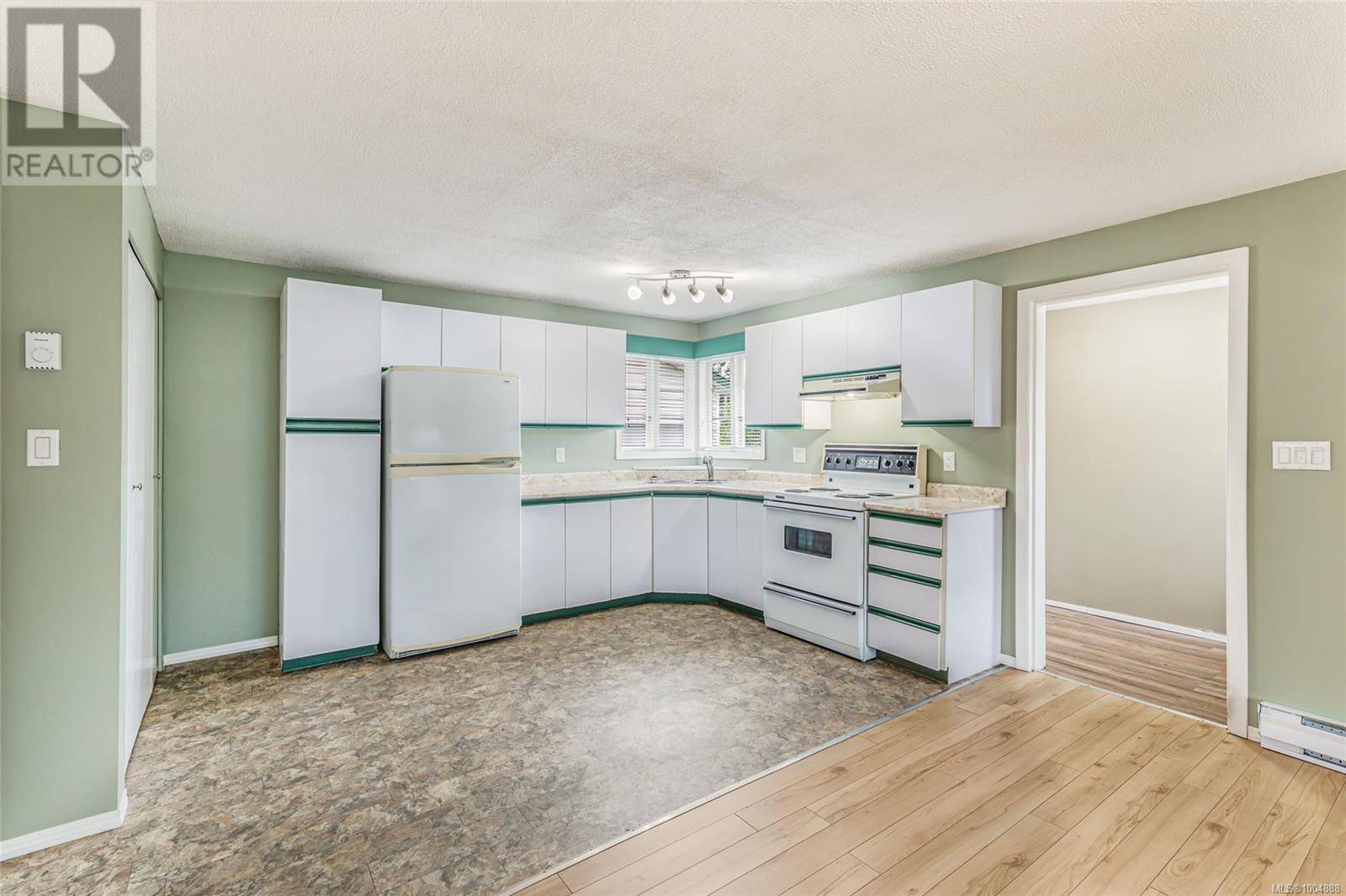 Property at 840 Oakley St image 2