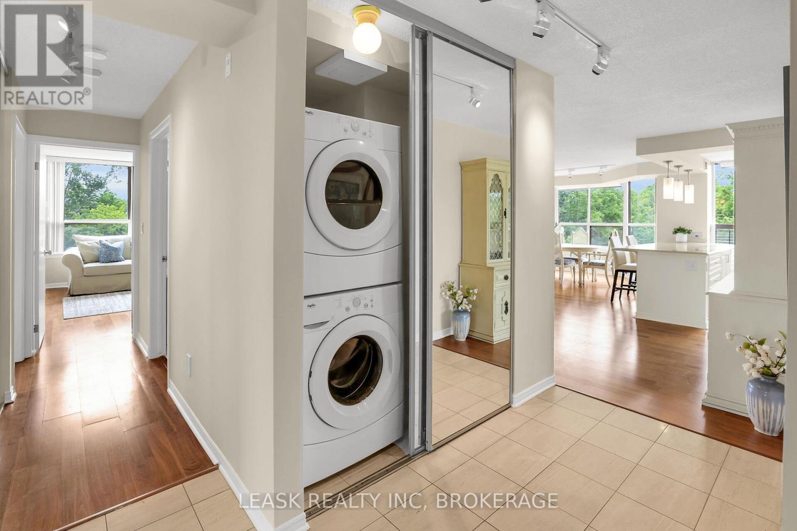 303 - 3 Towering Heights Boulevard, St. Catharines, Ontario  L2T 4A4 - Photo 3 - X12250056