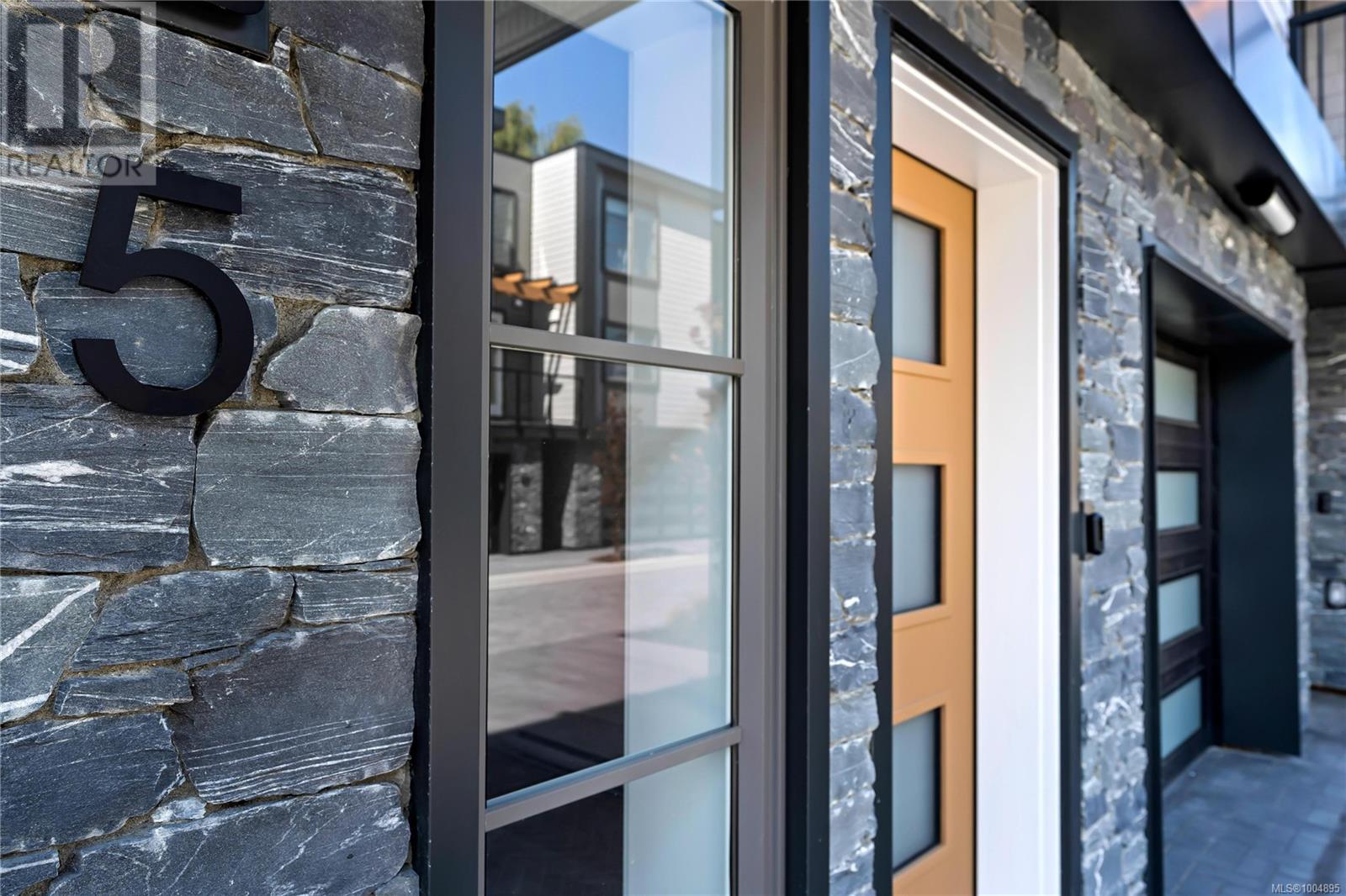 5 2590 Penrhyn St, Saanich, British Columbia V8N 1G3 - Photo 2 - 1004895