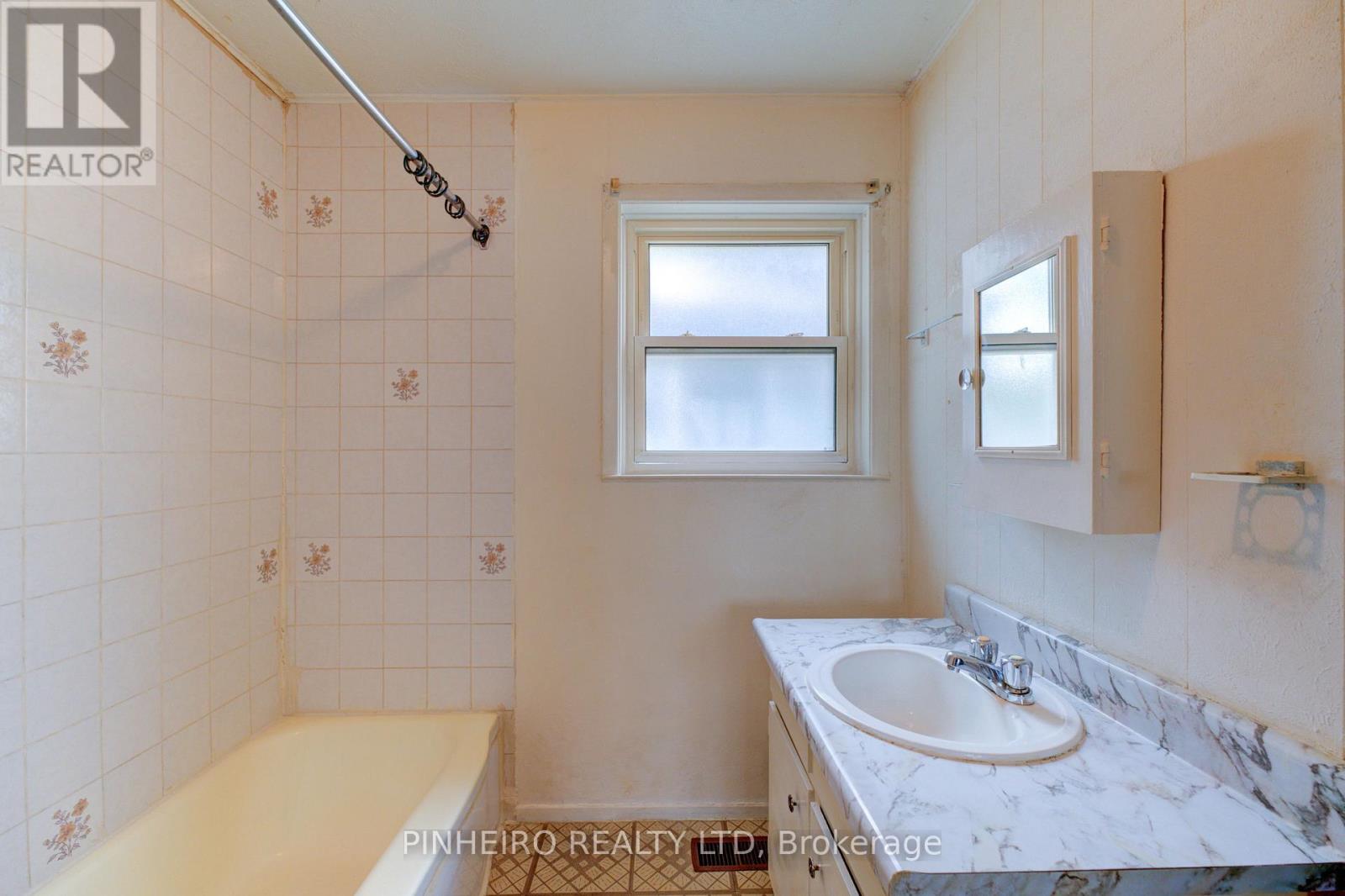 161 Dreaney Avenue, London East, Ontario  N5Z 1W9 - Photo 13 - X12250161