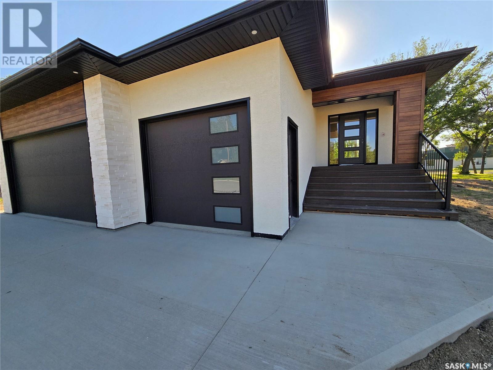 44 Kenney Crescent, Weyburn, Saskatchewan  S4H 1L3 - Photo 2 - SK010980