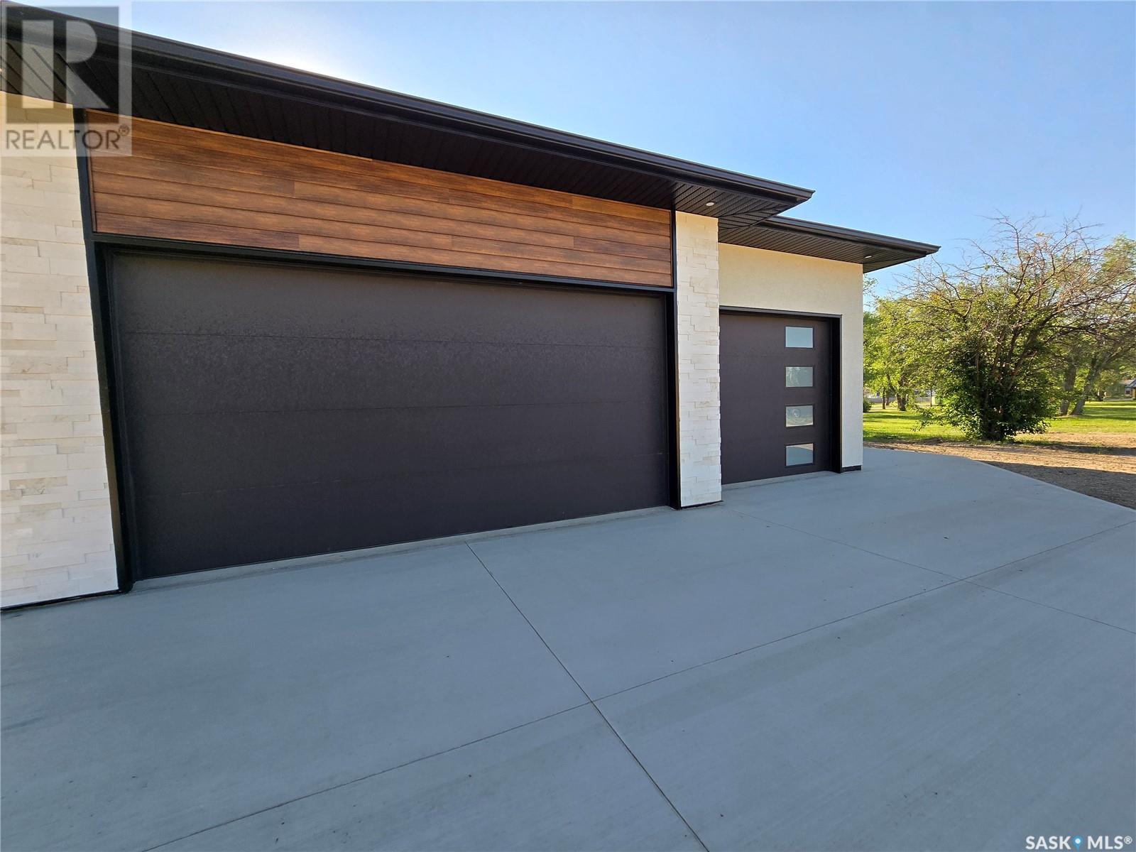 44 Kenney Crescent, Weyburn, Saskatchewan  S4H 1L3 - Photo 3 - SK010980