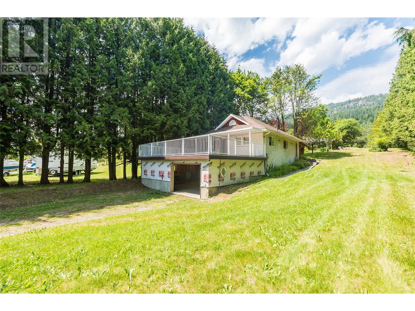 3253 Broadwater Road, Castlegar, British Columbia