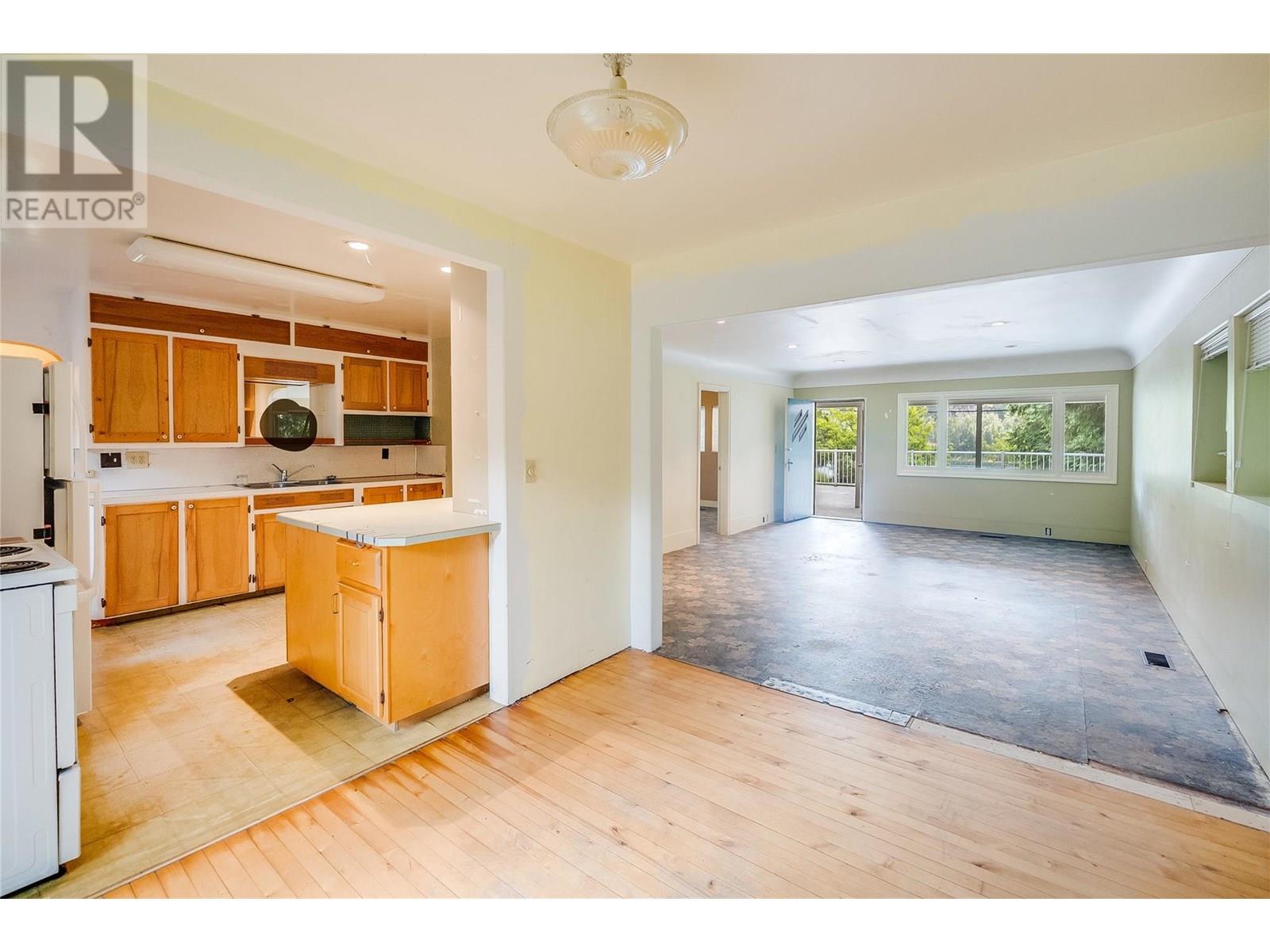 3253 Broadwater Road, Castlegar, British Columbia  V0G 1X0 - Photo 16 - 10353716