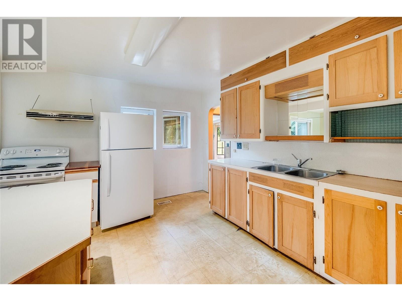 3253 Broadwater Road, Castlegar, British Columbia  V0G 1X0 - Photo 18 - 10353716
