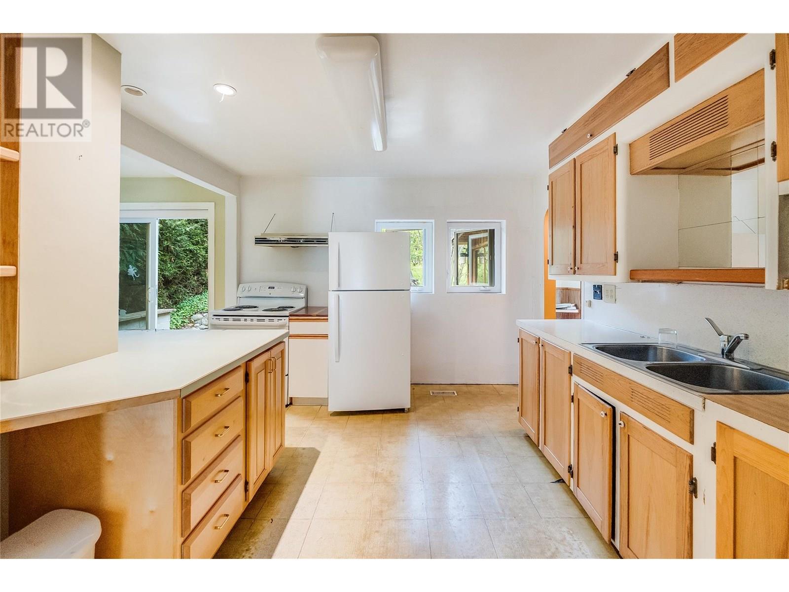 3253 Broadwater Road, Castlegar, British Columbia  V0G 1X0 - Photo 19 - 10353716