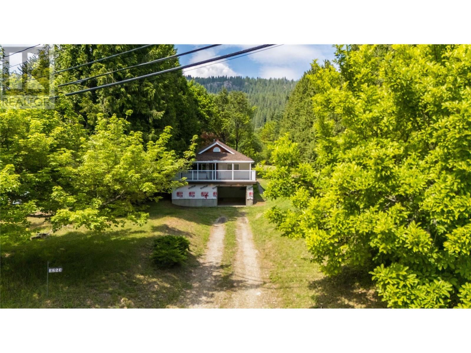 3253 Broadwater Road, Castlegar, British Columbia  V0G 1X0 - Photo 2 - 10353716