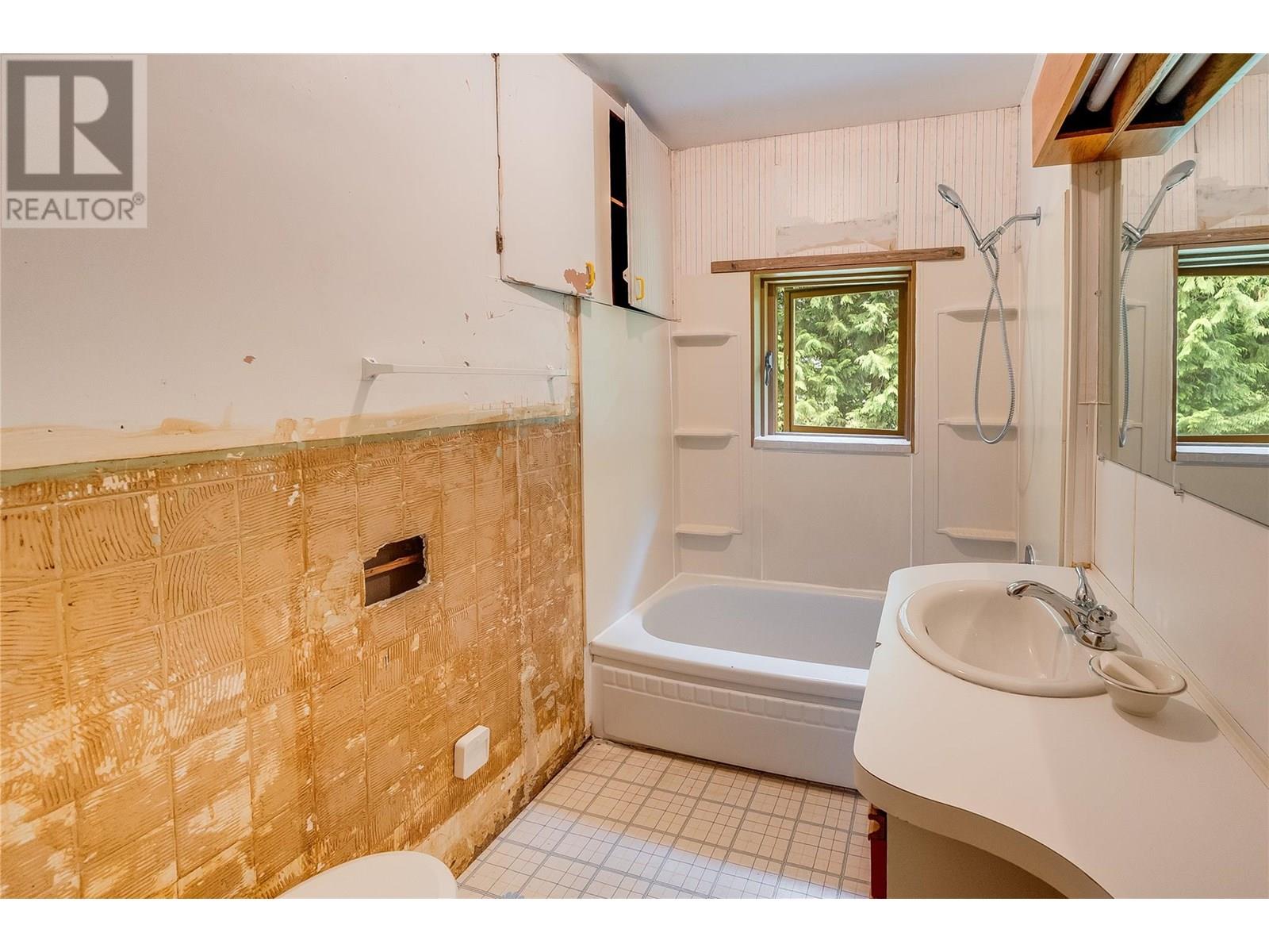 3253 Broadwater Road, Castlegar, British Columbia  V0G 1X0 - Photo 24 - 10353716