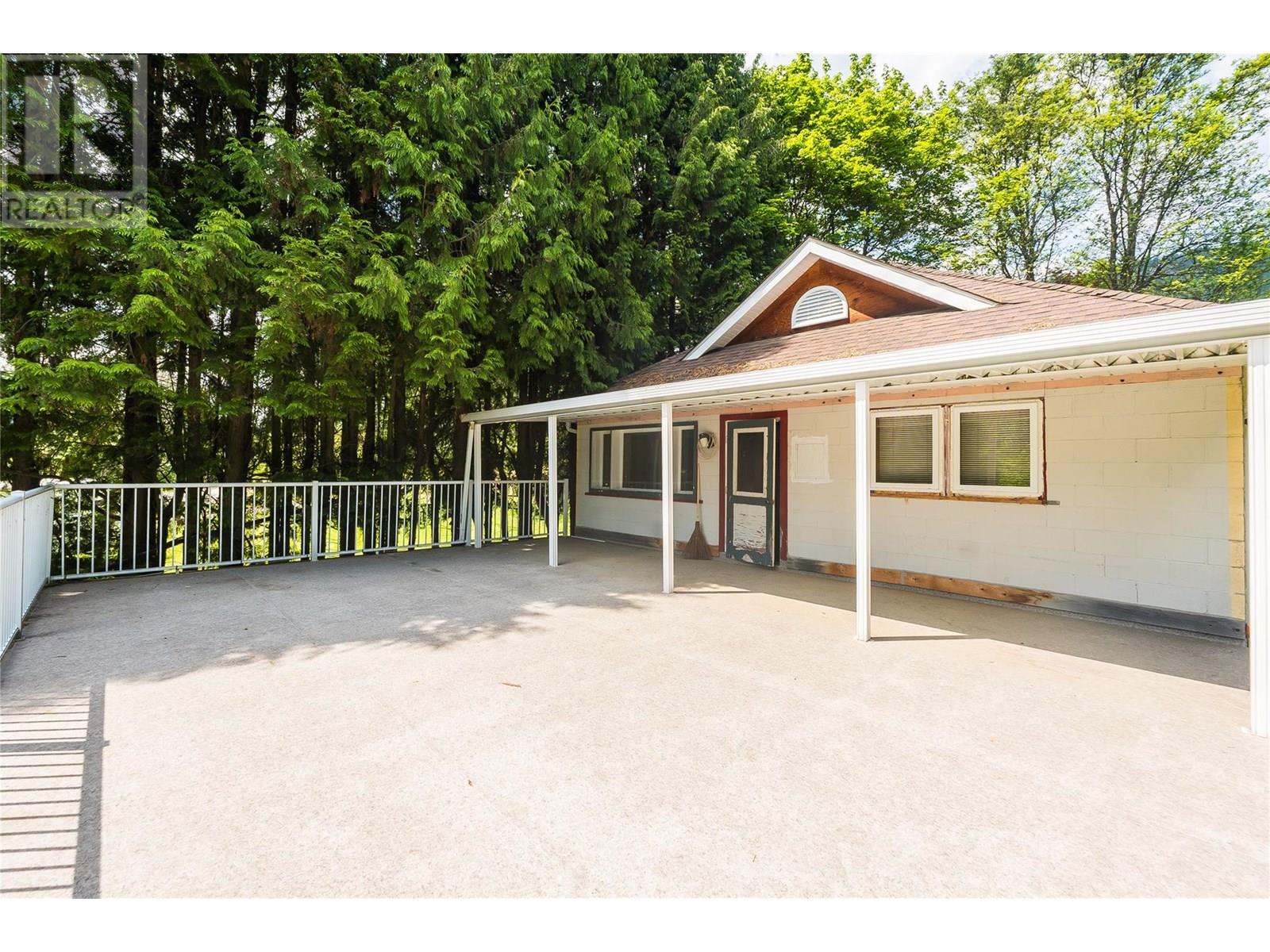 3253 Broadwater Road, Castlegar, British Columbia  V0G 1X0 - Photo 39 - 10353716