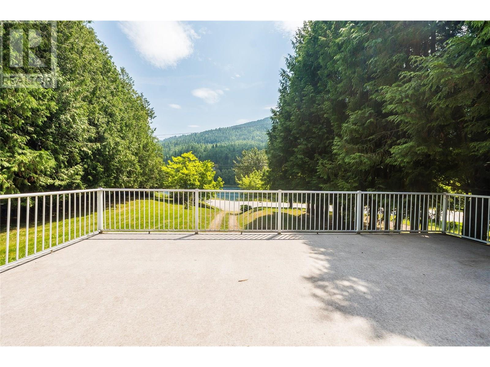 3253 Broadwater Road, Castlegar, British Columbia  V0G 1X0 - Photo 40 - 10353716