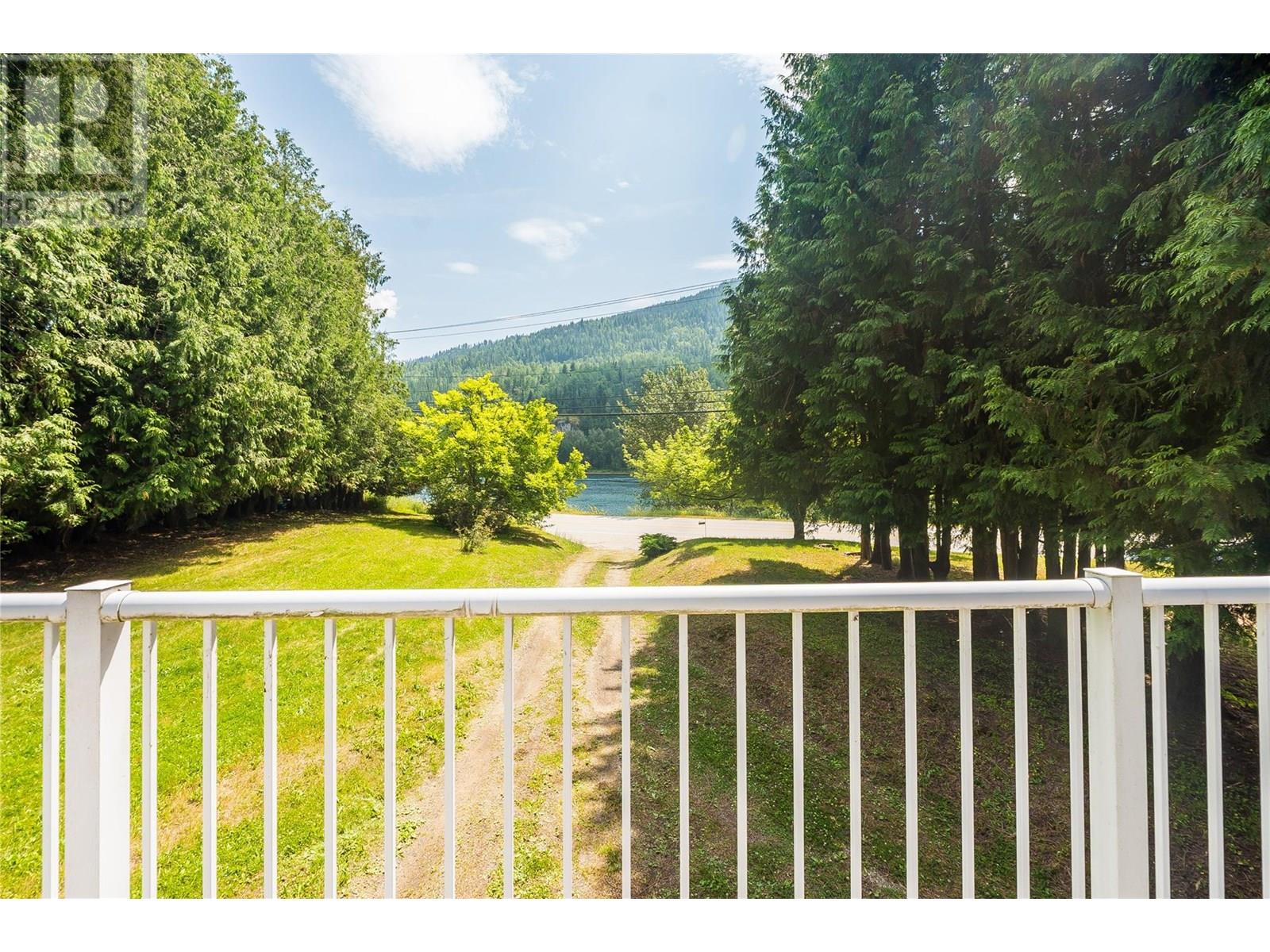 3253 Broadwater Road, Castlegar, British Columbia  V0G 1X0 - Photo 41 - 10353716