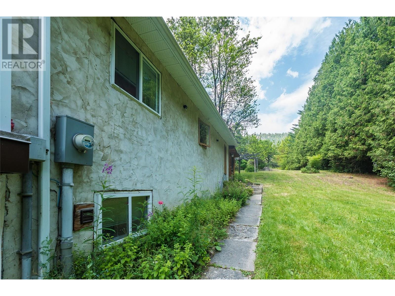 3253 Broadwater Road, Castlegar, British Columbia  V0G 1X0 - Photo 48 - 10353716